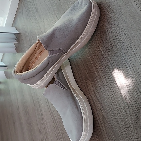 Soda slip on shoes grey with some stretch on top 8.5 - Picture 2 of 11